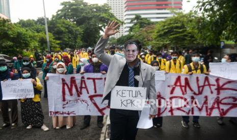 Massa aksi yang tergabung dalam Aliansi Badan Eksekutif Mahasiswa (BEM) Seluruh Indonesia (SI) menggunakan topeng dengan wajah Ketua KPK Firli Bahuri saat menggelar Aksi Selamatkan KPK di area Gedung Merah Putih KPK, Jakarta, Rabu (16/7). Aksi tersebut sebagai buntut polemik dari Tes Wawasan Kebangsaan (TWK) saat proses alih status menjadi Aparatur Sipil Negara yang diduga sebagai upaya pelemahan lembaga antirasuah. Republika/Thoudy Badai