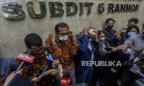 Direktur Eksekutif Lokataru Haris Azhar (kedua kiri) bersama Koordinator Kontras Fatia Maulidiyanti (keempat kiri), Kepala Advokasi dan Pengacara LBH Jakarta Nelson Simamora (kiri)dan Kuasa Hukum Pieter Ell (ketiga kiri) memakai masker dengan tanda silang sebagai tanda pembungkaman demokrasi usai memenuhi undangan mediasi di Mapolda Metro Jaya, Jakarta, Kamis (21/10). Mediasi terkait dugaan pencemaran nama baik yang dilaporkan Menteri Koordinator Bidang Kemaritiman dan Investasi Luhut Binsar Pandjaitan tersebut ditunda oleh pihak kepolisian hingga waktu yang ditentukan oleh penyidik. Republika/Putra M. Akbar