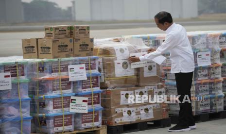 Presiden Indonesia Joko Widodo menempelkan stiker pada perbekalan bantuan saat pemeriksaan bantuan untuk warga Palestina di Gaza, sebelum diberangkatkan dari pangkalan udara Halim Perdanakusuma di Jakarta, Indonesia, Sabtu (4 /11/2023). Pemerintah Indonesia pada hari Sabtu mengirimkan gelombang pertama bantuan kemanusiaan untuk masyarakat di Gaza, bantuan pertama negara tersebut sejak perang Israel-Hamas dimulai.