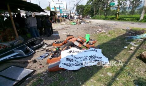 Kondisi terkini lokasi kejadian bus rombongan pelajar asal Depok yang terguling di Jalan Raya Ciater Subang, Ahad (12/5/2024). Akibat kejadian tersebut 11 orang meninggal dunia.  