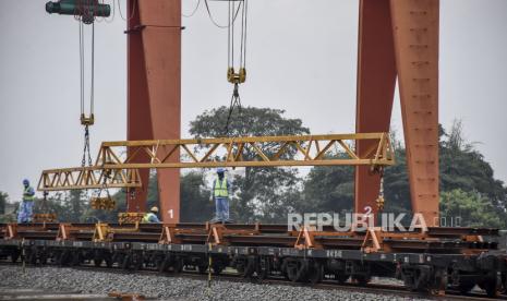 Petugas memindahkan batang rel kereta cepat. Presiden Jokowi pada hari ini dijadwalkan meninjau lokasi proyek pembangunan kereta cepat Jakarta-Bandung yang masih berada di dalam kawasan industri.