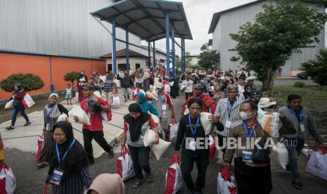 Warga membawa beras dan bantuan presiden pada acara Penyaluran Bantuan Pangan Cadangan Beras Pemerintah di Gudang Bulog, Telukan, Sukoharjo, Jawa Tengah, Kamis (1/2/2024). Presiden memastikan pemerintah akan menyalurkan bantuan 10 kilogram beras yang akan dibagikan hingga bulan Juni kepada 22 juta masyarakat Penerima Bantuan Pangan (PBP) di seluruh Indonesia. 