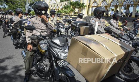 Ratusan anggota polisi Polda NTB membawa kardus paket sembako untuk didistribusikan bagi pelaku pariwisata di Mataram, NTB, Rabu (17/6/2020). Bantuan sebanyak 15000 paket sembako dari Kementerian Pariwisata dan Ekonomi Kreatif untuk pelaku pariwisata terdampak COVID-19 di NTB tersebut menggunakan produk-produk asli UKM dari NTB yang setiap paketnya terdiri dari 10 kilogram beras, satu liter minyak goreng, satu kilogram gula pasir dan 250 gram ikan asin