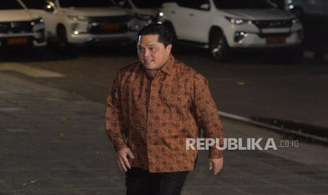 Menteri BUMN Erick Thohir tiba di kediaman Presiden Terpilih Prabowo Subianto, Kertanegara, Jakarta Selatan, Senin (14/10/2024). Presiden Terpilih Prabowo Subianto memanggil sejumlah tokoh yang diyakini bakal menjadi calon menteri/kepala lembaga negara untuk pemerintahan baru ke depan.