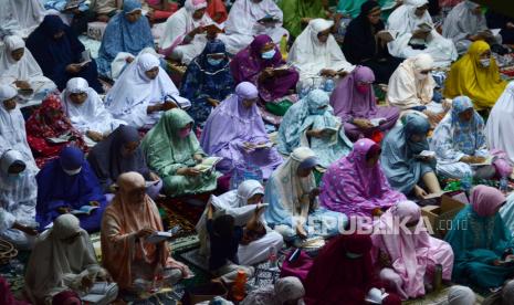 Umat muslim membaca surah Yasin di malam Nisfu Syaban (ilustrasi).Banyak amalan yang bisa dikerjakan pada Malam Nisfu Syaban 