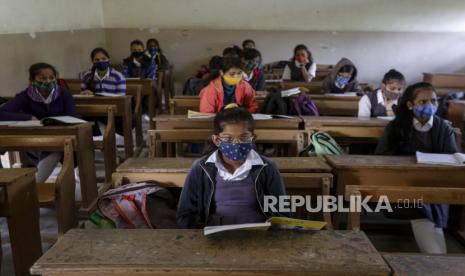 Siswa yang mengenakan masker wajah sebagai tindakan pencegahan terhadap virus corona, menghadiri kelas saat sekolah dibuka kembali setelah ditutup selama berbulan-bulan karena pandemi COVID-19 di Ahmedabad, India, Senin, 11 Januari 2021. Negara bagian Gujarat telah membuka kembali sekolah hanya untuk kelas 10 dan 12.