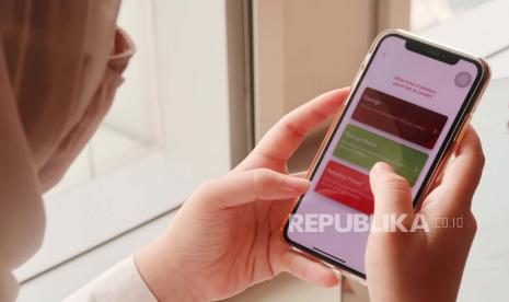 Seorang calon nasabah melakukan pembukaan rekening tabungan. Otoritas Jasa Keuangan (OJK) mengungkapkan perkembangan digitalisasi sektor perbankan memicu timbulnya risiko keamanan siber. 