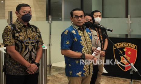 Direktur Tindak Pidana Umum (Dirtipidum) Bareskrim Polri, Brigjen Pol Andi Rian Djajadi (tengah) didampingi Kabag Penum Divisi Humas Polri Kombes Pol Nurul Azizah (kedua kanan) dan jajaran menyampaikan keterangan kepada wartawan terkait kasus penghentian laporan dugaan pelecehan terhadap Putri Candrawathi di Bareskrim, Mabes Polri, Jakarta, Jumat (12/8/2022). Penyidik Direktorat Tindak Pidana Umum Bareskrim Polri menghentikan penyidikan kasus dugaan pelecehan terhadap istri Irjen Pol Ferdy Sambo, Putri Candrawathi dengan terlapor Brigadir J dan dugaan percobaan pembunuhan yang dilaporkan Briptu Martin Gabe dengan korban Bharada Richard Eliezer atau E dengan terlapor Brigadir Yoshua karena tidak ditemukan peristiwa pidana. 