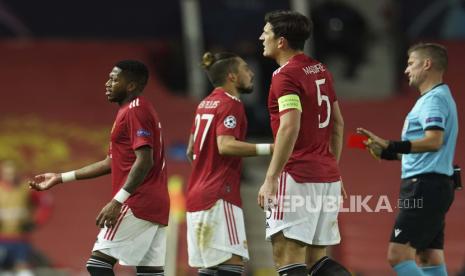 Fred dari Manchester United, kiri, dikeluarkan dari lapangan saat pertandingan kontra PSG di Grup H Liga Champions