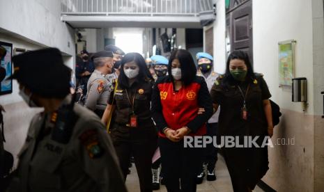 Terdakwa kasus pembunuhan berencana terhadap Brigadir Nofriansyah Yosua Hutabarat alias Brigadir J, Putri Candrawathi mengenakan rompi tahanan usai menjalani sidang lanjutan di Pengadilan Negeri Jakarta Selatan, Jakarta, Kamis (20/10/2022). Sidang tersebut beragendakan mendengarkan tanggapan jaksa penuntut umum (JPU) atas eksepsi terdakwa. Sementara, dalam sidang tersebut JPU memohon kepada Majelis Hakim untuk menolak seluruh dalil eksepsi atau nota keberatan dari tim penasehat hukum Ferdy Sambo dan Putri Candrawathi. Republika/Thoudy Badai