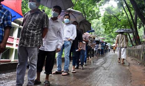 Lebih dari 1.000 mahasiswa berunjuk rasa di Dhaka membentuk rantai manusia.