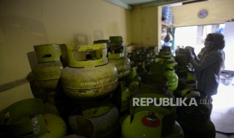 Pedagang menata tabung gas LPG 3 kg di agen LPG kawasan Kemang Timur, Jakarta Selatan, Rabu (24/2). Pemerintah berencana mengalokasikan dana subsidi LPG 3 kg pada tahun 2021 sebesar Rp 37,85 triliun. Subsidi LPG tabung 3 kg ini menggunakan asumsi volume tabung LPG 3 kg sebanyak 7 juta metrik ton. Berdasarkan data Kementerian ESDM, volume LPG 3 kg tahun ini diperkirakan mencapai 6,89 juta metrik ton. Republika/Thoudy Badai