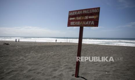 Wisatawan mengunjungi Pantai Gua Cemara di Bantul, DI Yogyakarta, Kamis (14/12/2023). SAR Limnas DIY menghimbau kepada wisatawan untuk tidak berenang di laut karena banyak terdapat palung di sejumlah titik kawasan pesisir pantai selatan yang dapat membahayakan keselamatan wisatawan.  