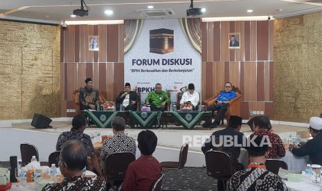 Direktur Pengelolaan Dana Haji dan Sistem Informasi Haji Terpadu Dirjen PHU Kementrian Agama, Jaja Jaelani (jas hitam) saat menjadi pembicara dalam diskusi bertema BPIH Berkeadilan dan Berkelanjutan di Gedung PP Muhamadiyah, Menteng, Jakarta Pusat, Jumat (17/2/2023).