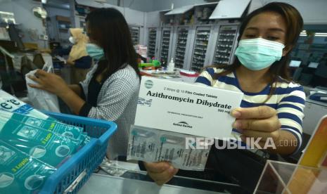 Apoteker memperlihatkan salah satu obat Covid-19 di salah satu apotek di Manado, Sulawesi Utara, Ahad (25/7). Apoteker mewajibkan warga yang ingin membeli sebelas jenis obat-obatan Covid-19 dengan membawa resep dokter sebagai upaya menjaga ketersediaan stok obat yang terbatas, serta untuk mencegah pembelian dalam jumlah banyak yang berpotensi dijual kembali melebihi HET (harga eceran tertinggi) yang telah ditentukan pemerintah.