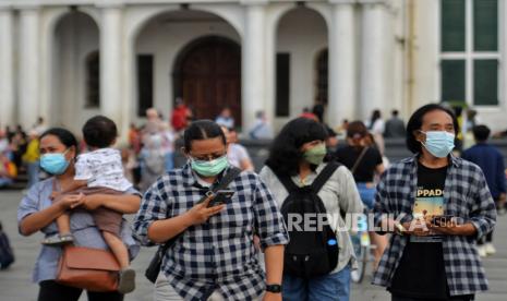 Pengunjung memakai masker saat berwisata di Kawasan Kota Tua, Jakarta, Sabtu (6/5/2023). Badan Kesehatan Dunia (WHO) resmi mengumumkan bahwa pandemi Covid-19 sudah berakhir, hal tersebut lantaran Covid-19 sudah tidak menjadi ancaman kondisi darurat kesehatan global.