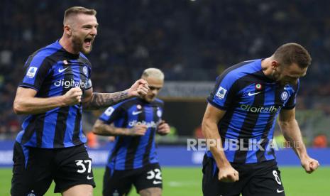 Pemain Inter Milan Nicolo Barella merayakan dengan rekan setimnya Milan Skriniar setelah mencetak gol 2-0 selama pertandingan sepak bola Serie A Italia antara FC Inter dan Sampdoria, di Milan, Italia, 29 Oktober 2022.