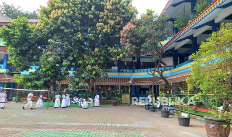 Suasana SMPN 73 Jakarta di Kecamatan Tebet, Jakarta Selatan, Selasa (21/5/2024). Dilaporkan, salah satu siswa di SMP itu melakukan aksi lompat dari lantai tiga gedung sekolah itu pada Senin (20/5/2024). 