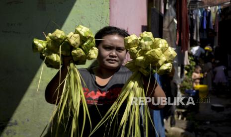 Warga menunjukkan kulit ketupat di Gang Blok Kupat, Babakan Ciparay, Kota Bandung, Jawa Barat, Senin (17/4/2023). Menjelang Hari Raya Idul Fitri 1444 H, permintaan kulit ketupat yang dijual dengan harga Rp10 ribu hingga Rp15 ribu per 10 buahnya tersebut mengalami penurunan hingga 50 persen atau hanya 2.000 kulit ketupat per hari dibandingkan Idul Fitri tahun lalu yang mencapai 4.000 kulit ketupat per hari.