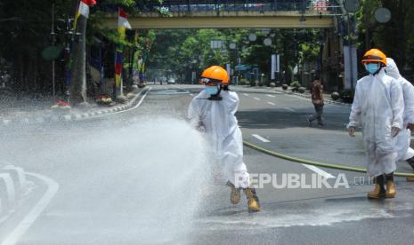 Kasus Positif Covid-19 di Tarakan Bertambah 8 Orang. Petugas Dinas Kebakaran dan Penanggulangan Bencana menyemprotkan cairan disinfektan di trotoar.