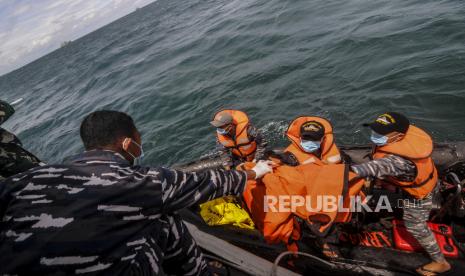 Sejumlah prajurit TNI membawa kantong berisi temuan saat pencarian korban dan puing pesawat Sriwijaya Air nomor penerbangan SJ182  di perairan Kepulauan Seribu, Jakarta, Selasa (12/1). Temuan berupa jenazah, pakaian dan puing bagian pesawat itu dibawa dan dikumpulkan ke Pelabuhan JICT II untuk diidentifikasi lebih lanjut. Republika/Putra M. Akbar