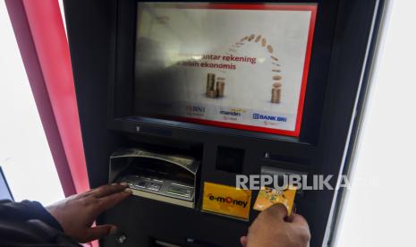 Nasabah melakukan transkasi melalui mesin Anjungan Tunai Mandiri (ATM) Link di Jakarta, Ahad (23/5). Mulai 1 Juni 2021, bagi nasabah bank BUMN yaitu Bank Mandiri, BNI, BRI, dan BTN yang melakukan transaksi di ATM Link akan dikenakan biaya untuk cek saldo dan tarik tunai. Kebijakan ini dilakukan untuk mendukung GNNT (Gerakan Nasional Non Tunai) dengan tarif yang diberlakukan pada transaksi cek saldo dari Rp0 menjadi Rp2.500 dan tarik tunai dari Rp0 menjadi Rp5.000. Sementara itu untuk transfer sesama bank BUMN tetap Rp4.000. 