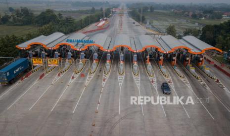 Foto aerial pintu Gerbang Tol Palimanan, Cirebon, Jawa Barat, yang suasananya terlihat lengang di salah satu titik arus mudik di pintu gerbang tol Cikopo- Paliaman (Cipali) - ilustrasi 