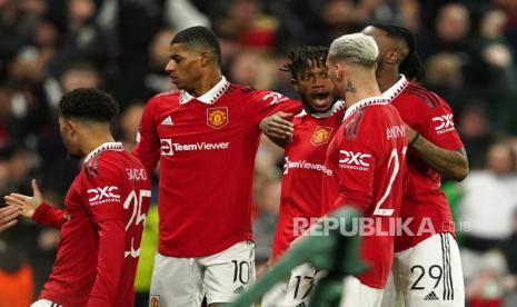 Manchester United  Fred (tengah) berselebrasi dengan rekan setimnya setelah mencetak gol pembuka timnya pada pertandingan sepak bola leg kedua playoff Liga Europa antara Manchester United dan Barcelona di stadion Old Trafford di Manchester, Inggris,  Jumat (24/2/2023) dini hari WIB 