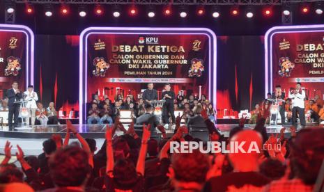 Suasana pada debat ketiga pasangan Calon Gubernur dan Wakil Gubernur DKI Jakarta tahun 2024 di Hotel Sultan, Jakarta, Ahad (17/11/2024). Debat terakhir tersebut mengangkat tema Lingkungan Perkotaan dan Perubahan Iklim yang dibagi atas enam subtema, yakni penanganan banjir, penataan pemukiman, penurunan emisi dan polusi udara serta transisi energi terbarukan, pengelolaan sampah, ketersediaan air bersih, kota layak huni dan penataan ruang terbuka hijau.