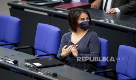 Annalena Baerbock, Menteri Luar Negeri Jerman, mendengarkan debat mata acara pasokan senjata berat ke Ukraina di parlemen di Berlin, Jerman, Kamis, 28 April 2022. Baerbock telah mendesak Dewan Hak Asasi Manusia (HAM) PBB untuk berbicara lebih lantang perihal krisis di Iran yang dipicu kematian Mahsa Amini.