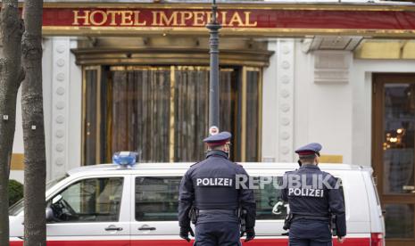 Petugas polisi berdiri di depan Hotel Imperial tempat delegasi dari Iran menginap di Wina, Austria, Selasa, 6 April 2021. Pejabat kementerian luar negeri dari negara-negara yang masih dalam kesepakatan, yang disebut Rencana Aksi Komprehensif Bersama, bertemu. di Wina untuk mendorong upaya membawa Amerika Serikat kembali ke kesepakatan 2015 tentang program nuklir Iran.