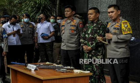 Insiden FPI-Polri, PWNU DKI Ajak Ciptakan Suasana Kondusif. Kapolda Metro Jaya Irjen Fadil Imran (kanan) bersama Pangdam Jaya Mayjen TNI Dudung Abdurachman (kedua kanan) memberikan keterangan saat konferensi pers di Mapolda Metro Jaya, Jakarta, Senin (7/12). Konferensi pers tersebut membahas terjadinya kasus penyerangan terhadap sepuluh anggota kepolisian oleh pengikut MRS di ruas jalan tol Jakarta-Cikampek KM 50, Senin (7/12) dini hari. Pada peristiwa tersebut kepolisian terpaksa melakukan tindakan tegas dan terukur yang menyebabkan enam pengikut MRS tews ditembak. Republika/Putra M. Akbar