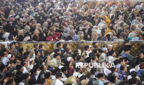 Jamaah mendengarkan ceramah saat Peringatan Isra Miraj di Masjid Istiqlal, Jakarta, Senin (27/1/2025). Peringatan Isra Miraj Nabi Muhammad SAW 1446 H tersebut mengusung tema Membumikan Bahasa Langit: Membincang Kemuliaan Ibadah Sholat.