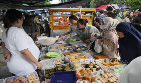 Masyarakat berburu takjil (ilustrasi). Balai POM Tangerang menemukan takjil mengandung formalin yang dijual pedagang.