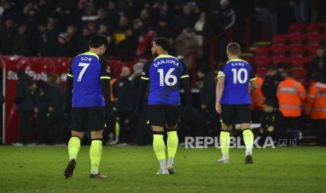 Para pemain Tottenham Hotspur, Son Heung-min, kiri, Arnaut Danjuma, tengah, dan Harry Kane berjalan gontai setelah pertandingan putaran kelima Piala FA melawan Sheffield United di Bramall Lane in Sheffield, England, Rabu, 1 Maret 2023. Sheffield menang 1-0 di laga itu. 