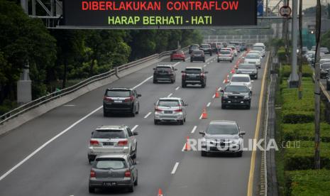 Sejumlah kendaraan roda empat melintas di ruas jalan Tol Dalam Kota ketika diberlakukan contra flow di kawasan Cawang, Jakarta, Kamis (2/2/2023). Pemerintah memastikan akan memberlakukan rekayasa lalu lintas contraflow unntuk mengurai kepadatan lalu lintas saat masa mudik Lebaran Idul Fitri 2023.