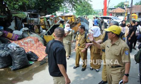 Pelaksana Harian (Plh) Wali Kota Bandung Ema Sumarna (bertopi) meninjau tempat pembuangan sementara (TPS) sampah di Jalan Banten, Kota Bandung, Jawa Barat, Selasa (9/5/2023). 