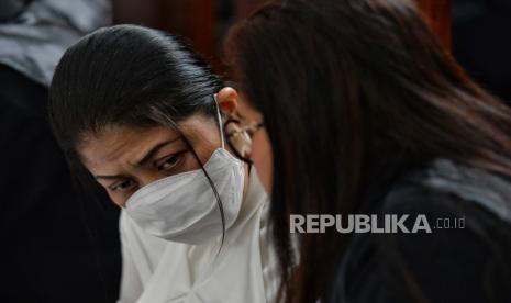 Terdakwa kasus dugaan pembunuhan berencana terhadap Brigadir Nofriansyah Yosua Hutabarat, Putri Candrawathi menjalani sidang lanjutan di Pengadilan Negeri Jakarta Selatan, Selasa (6/12/2022). Sidang tersebut beragendakan pemeriksaan saksi yang dihadirkan Jaksa penuntut umum (JPU). Saksi-saksi tersebut diantaranya enam terdakwa kasus perintangan penyidikan yakni Hendra Kurniawan, Agus Nurpatria, Chuck Putranto, Baiquni Wibowo, Arif Rachman Arifin dan Irfan Widyanto, Kepala Biro Provos Divpropam Polri Brigjen Benny Ali dan anggota Polri lainnya. Republika/Thoudy Badai