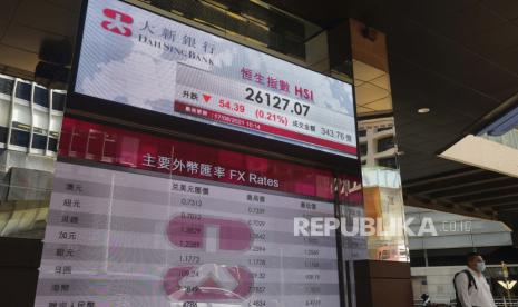  Seorang pria berjalan melewati papan elektronik bank yang menunjukkan indeks saham Hong Kong di Bursa Efek Hong Kong Selasa, 17 Agustus 2021. Investor China menghindari dana ekuitas dan menumpuknya ke obligasi, deposito dan produk pasar uang, karena saham-saham jatuh dan prospek ekonomi yang suram melemahkan permintaan untuk aset-aset berisiko.