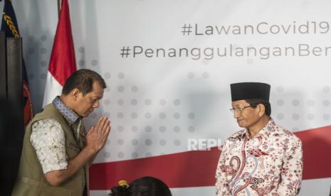 Ketua Gugus Tugas Percepatan Penanganan COVID-19 yang juga Ketua BNPB Doni Monardo (kiri) memberi salam Imam Besar Masjid Istiqlal Nasaruddin Umar (kanan) seusai memberikan keterangan pers terkait Fatwa MUI No 14 Tahun 2020 tentang Penyelanggaraan Ibadah dalam Situasi Terjadi Wabah COVID-19 di Graha BNPB, Jakarta, Jumat (20/3/2020). (ANTARA/APRILLIO AKBAR)