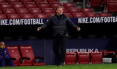  Reaksi pelatih kepala Barcelona Ronald Koeman saat pertandingan sepak bola LaLiga Spanyol antara Atletico de Madrid dan FC Barcelona di stadion Wanda Metropolitano di Madrid, Spanyol, 21 November 2020.