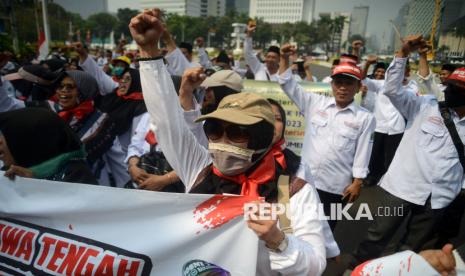 Sejumlah guru madrasah melakukan unjuk rasa di kawasan Patung Kuda Arjuna Wiwaha, Monas, Jakarta, Senin (26/6/2023).