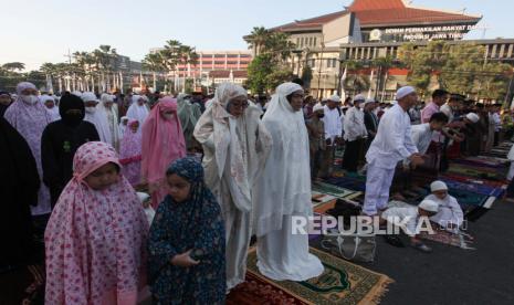 Umat Islam melaksanakan shalat Idul Fitri 1443 Hijriah di ruas Jalan Indrapura di dekat Masjid Roudhotul Musyaawaroh Kemayoran Surabaya, Jawa Timur, Senin (2/5/2022). Jamaah yang melaksanakan shalat Idul Fitri 1443 Hijriah di masjid tersebut meluber sampai di ruas Jalan Indrapura, Surabaya. Puasa Syawal, Ibadah Enam Hari yang Diganjar Setahun Penuh