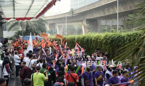 Peserta mengikuti kegiatan fun walk dalam rangka merayakan hari kemerdekaan Republik Indonesia yang ke-78 di pelataran lobi Muamalat Tower, Jakarta, Ahad (27/8/2023). Kegiatan ini diikuti oleh manajemen dan karyawan Bank Muamalat serta BPKH selaku Pemegang Saham Pengendali yang bertujuan untuk mempererat ikatan satu sama lain. Fun walk ini sekaligus persiapan menuju pencatatan saham (listing) di Bursa Efek Indonesia, dimana soliditas antar karyawan dan dukungan BPKH sangat diperlukan agar aksi korporasi tersebut berjalan lancar.