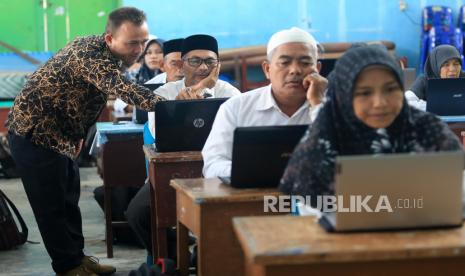 Sejumlah Aparatur Sipil Negara (ASN) Kementerian Agama mengikuti ujian Computer Assisted Test (CAT) penyusunan Indeks Profesionalisme dan Moderasi Beragama (IPMB) di Meulaboh, Aceh Barat, Aceh, Selasa (27/12/2022). Pelaksanaan CAT IPMB bagi ASN Kementerian Agama tahap pertama tersebut diikuti 237.440 peserta yang tersebar di 1160 titik lokasi di seluruh Indonesia dengan tujuan untuk menjadikan ASN Kementerian Agama sebagai motor penggerak Moderasi Beragama. 