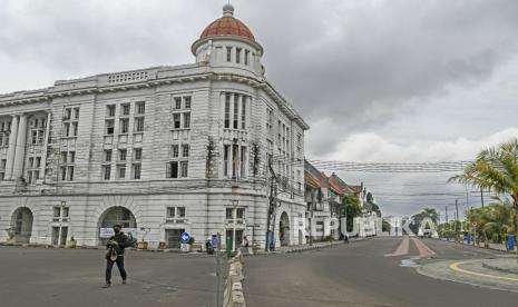 Warga berjalan di kawasan rendah emisi, Kota Tua, Jakarta, Rabu (17/2/2021). Data hasil analisis laboratorium dari Suku Dinas Lingkungan Hidup Jakarta Barat menunjukan kualitas udara di kawasan Kota Tua menjadi baik setelah adanya kebijakan Low Emission Zone (LEZ) atau kawasan rendah emisi yang diberlakukan Pemprov DKI Jakarta sejak 8 Februari 2021. 