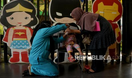 Anak-anak mengikuti vaksinasi polio di RPTRA Melinjo, Jakarta Selatan, Selasa (23/7/2024). Vaksinasi tersebut dilakukan dalam rangka Pekan Imunisasi Nasional (PIN) Polio 2024 tahap kedua sekaligus memperingati Hari Anak Nasional setiap 23 Juli yang diselenggarakan Kementerian Kesehatan (Kemenkes RI) mulai tanggal 23 Juli secara serempak di sejumlah wilayah di Indonesia. Menurut laporan Kemenkes RI, sebanyak 32 provinsi dan 399 kabupaten/kota di Indonesia masuk dalam kategori risiko tinggi polio. Pelaksanaan PIN Polio akan dilakukan secara massal dan serentak untuk mencapai kekebalan kelompok yang optimal dan dapat mencegah perluasan transmisi virus polio.