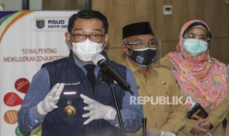 Gubernur Jawa Barat Ridwan Kamil (kiri) bersama Wali Kota Depok Mohammad Idris (tengah) memberikan keterangan pers saat meninjau RSUD Depok di Sawangan, Depok, Jawa Barat, Selasa (15/9/2020). Peninjauan tersebut dilakukan dalam rangka melihat kesiapan rumah sakit di Kota Depok dalam penanganan darurat COVID-19. 