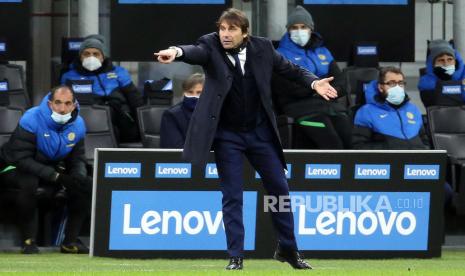  Reaksi pelatih Inter Milan Antonio Conte saat pertandingan sepak bola perempat final Piala Italia antara FC Inter dan AC Milan di stadion Giuseppe Meazza di Milan, Italia, 26 Januari 2021