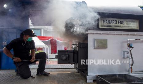 Petugas Badan Narkotika Nasional (BNN) memusnahkan barang bukti narkotika jenis ganja menggunakan mesin insinerator di halaman Pemda Karawang, Karawang, Jawa Barat, Kamis (14/10/2021). BNN memusnahkan sebanyak 26 kilogram ganja dari hasil tangkapan upaya pengiriman dan penyelundupan ganja melalui jalur laut. 